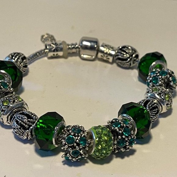 Green Beaded Women's Bracelet NEW!! - Picture 3 of 3